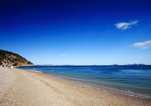 Bangchuidao Lido is one of the best lidos of Dalian,where the water is quite blue and clean, the sand is white and pure, and the sea wave is slow and gentle.