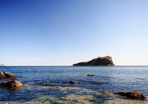 Bangchuidao Scenic Area is a famous seashore resort combining marvelous scenery of hills, sea, islet and beach.