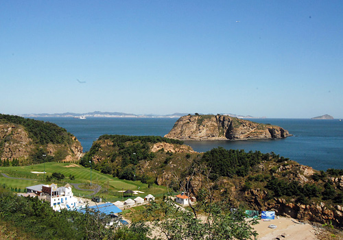 The name of Bangchuidao scenic area is derives from its shape of this relatively small islet. 