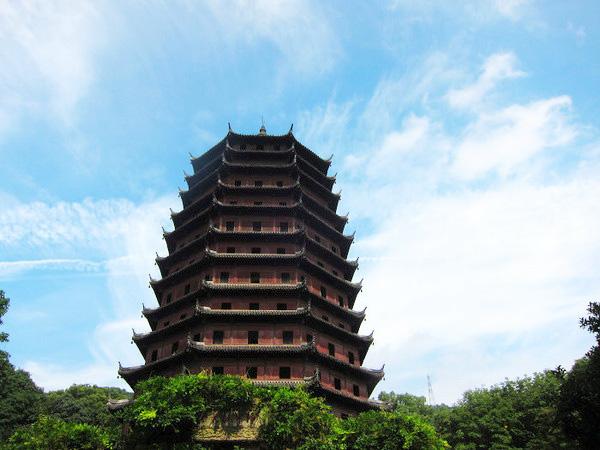 The Six Harmonies Pagoda is one of West Lake's top views in Hangzhou.