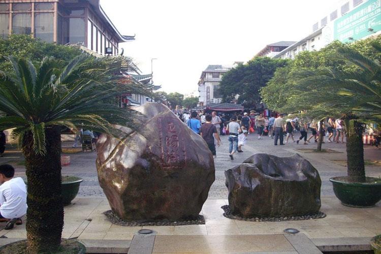 Zhengyang Pedestrian Street in Guilin-1