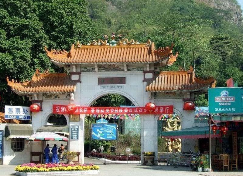 Yiling Cave is about 18km away from suburb of Nanning City in Guangxi Zhuang Autonomous Region
