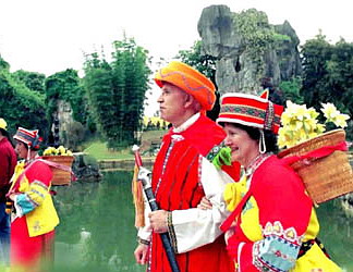 foreigners taking photo with local dressing in the stone forest,Kunming travel guide,Kunming stone forest