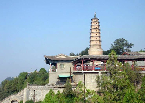 The White Pagoda Park is situated on the White Pagoda Hill which was named after the long-historied White Pagoda. 