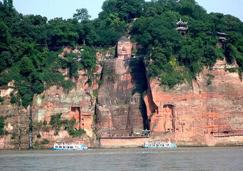 Tourists can take a Min River cruise at the feet of the Leshan Giant Buddha. 