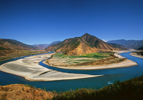 The First Bend of the Yangtze River is located in Zhongdian of Diqing (Shangri-La).