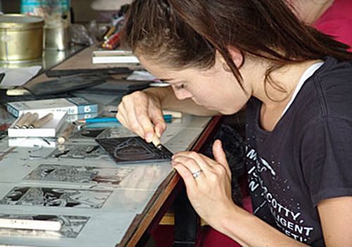 Tourists can try art creation in the Atelier of Yuzi Paradise,Guilin