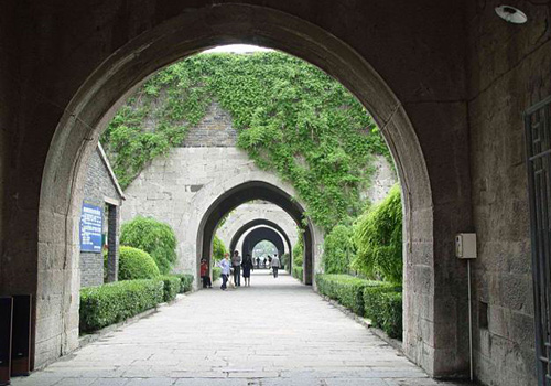 Zhonghua City Gate is the south city gate of the Nanjing City Wall as well as the largest existing castle-style city gate in China.