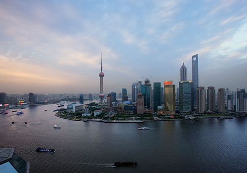 The Oriental Pearl TV Tower and the Bund are two must-sees in Shanghai, and cruising on the Huangou River is also a great enjoyment.