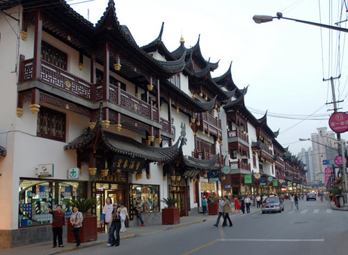 The Chenghuangmiao (Town God's Temple) area is permeated with traditional Chinese elements. 