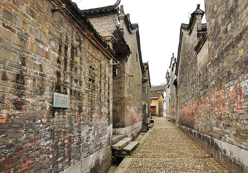 The old buildings in Jiangtou Ancient Village are commonly constructed with grey tiles.