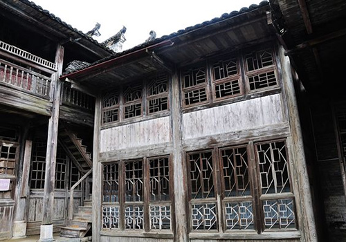 The traditional houses in Jiangtou Ancient Village are made of wood with exquisite wooden carvings.
