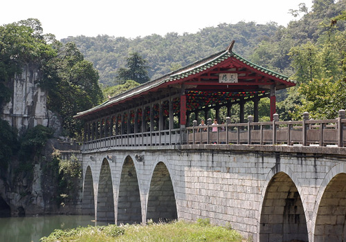 The Flower Bridge built during the Song Dynasty(960-1276) is one of the oldest bridges in Guilin.