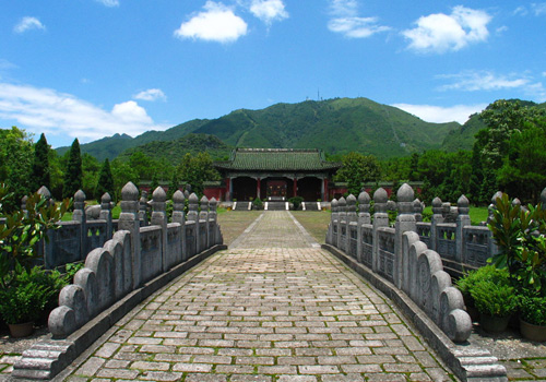 The hundredss year old stone bridge leading to the Mausoleums of Prince Jing Jiang in Guilin