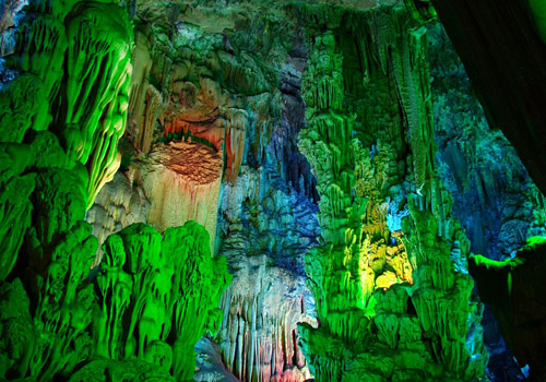 The karst rocks in the Reed and Flutr Cave appear in thousands of shapes.