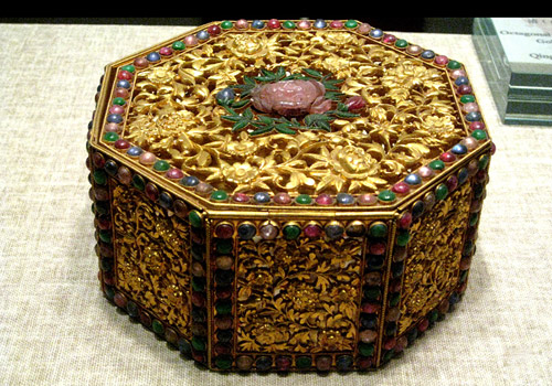 Such exquisite gold jewel case decorated with priceless diamonds was the favorite of the imperial famale.