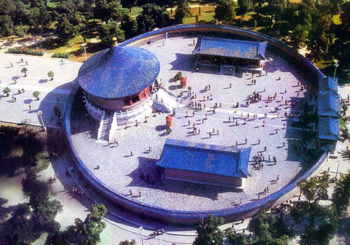 The "Echo Wall" surrounds the Imperial Vault of Heaven is one of the most popular site in the Park of Temple of Heaven,Beijing.