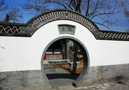 Arched door is a vivid element of Chinese architecture.