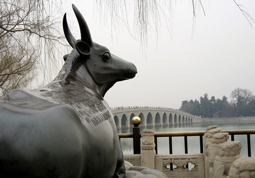 The Bronze Ox is one of the most famous attractions of the Lake set on bluestone wave-lined pedestal, overlooking the east shore of the Kunming Lake.