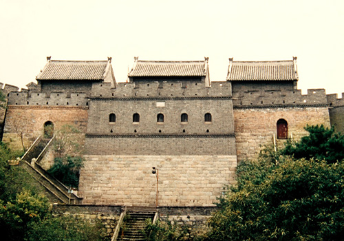 Watchtowers on Great Wall are usually built dozens of meters between walls.