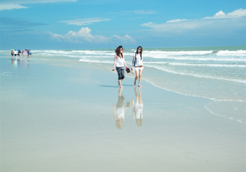 The Silver Beach in Beihai,swimming heaven and lots of amusement activities. 