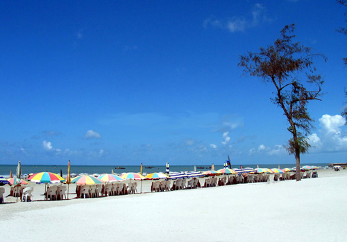 Spending leisure time under thatched shacks on the Silver Beach is a great enjoyment.