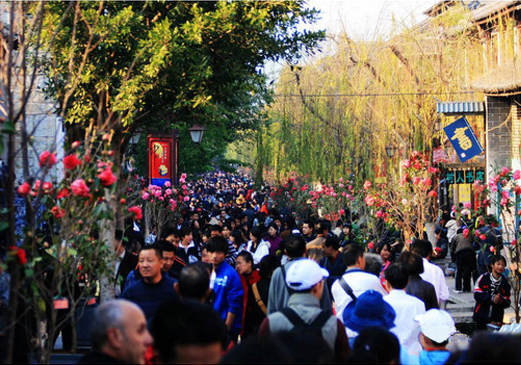Dali ancient city is full of visitors like the Lijiang Ancient Town, especially during the big holidays in China