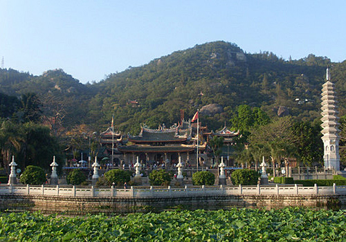 The South Putuo Temple is located at the foot of the Wulao Mountain