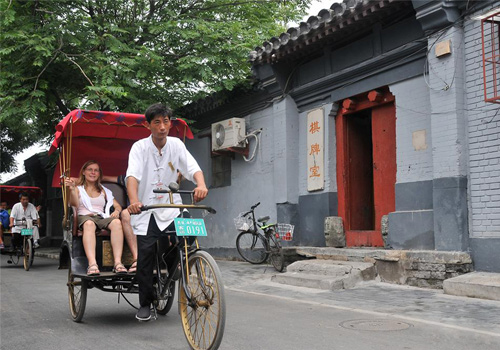 Visiting Hutongs by rickshaw in Beijing is a good way to touch Beijing local culture.