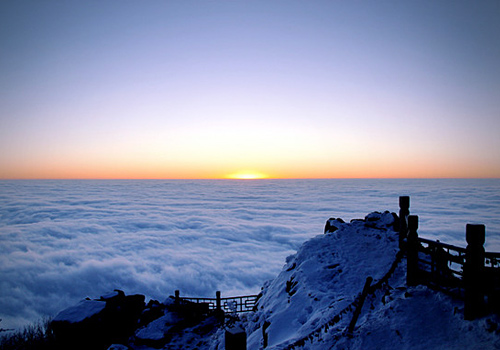 The sunrise of Mount Emei, the sea of clouds of Mount Emei.