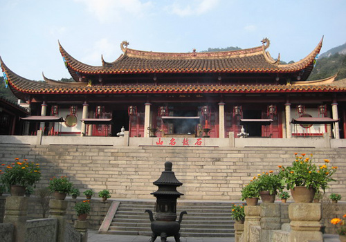 Yongquan Temple is a grand complex consisting of 25 halls in styles of Ming and Qing dynasties.