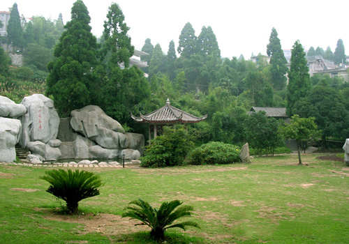 18 Scenes in Drum Hill famous is for 18 distinctive vivid scenes of rocks and caves.