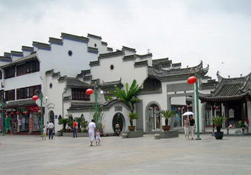 In Huizhou Ancient Town, visitors can have a close eye and touch on the characteristic Hui culture.