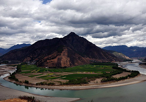 The First Bend of the Yangtze, the best place to see it is on the hills inside Shigu Village or on the road from Lijiang to Shuhe Village.