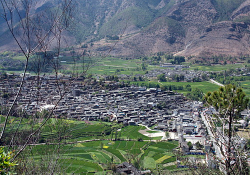 The First Bend of the Yangtze River is located at the small village, Shigu Village, northeast from Lijiang. The village is the turning point in the middle of Lijiang and Shangri-La.