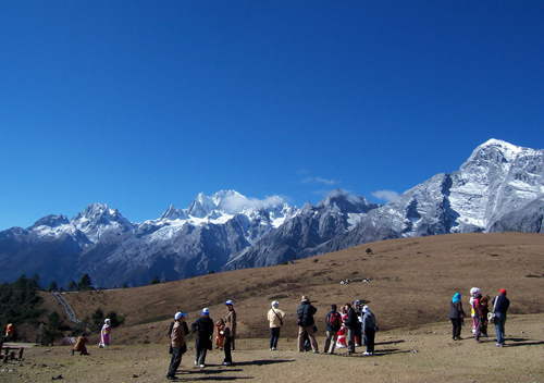 Yak Plateau is a good place for enjoying the nice sight of snow mountains.