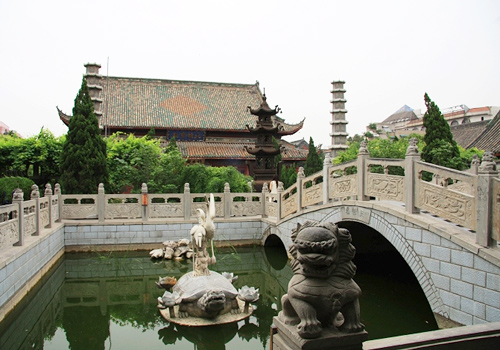 The Grand Xiangguo Monastery in Kaifeng is also dotted with many traditional Chinese stone carvings.