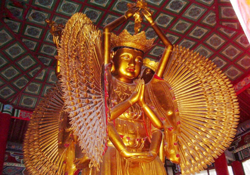 The four-sided thousand-handed and thousand-eyed Guanyin (Avalokitesvara) in the Hall of Arhats of the Grand Xiangguo Monastery in Kaifeng.