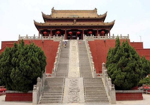 The Dragon Pavilion was designed in a typical imeprial style with yellow-glazed roof,red walls and white stairs with handrails.