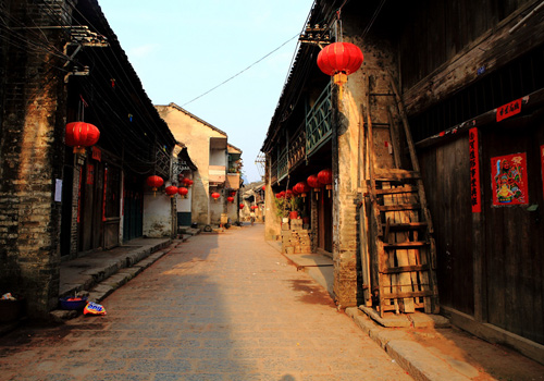 Xingping Anceint Town located by the Li River is an old town with a long history of over 1700 years.