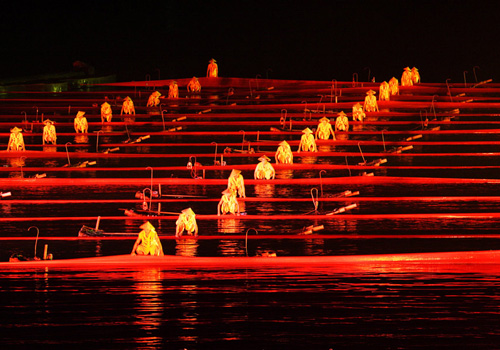 Fishmen appear on bamboo rafts with red silk at the chaper of Red Impression.