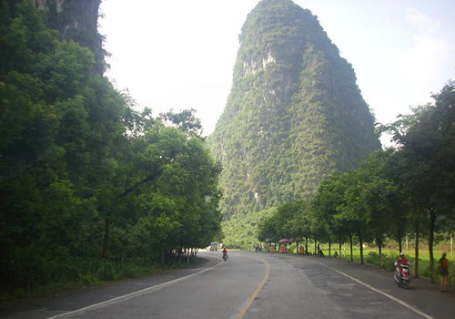 Travellers can enjoy both exercise and natural beauty when biking in the outskirt of Yangshuo.