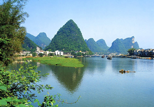 The Bilian Peak in Yangshuo looks like a big green lotus from a distance.