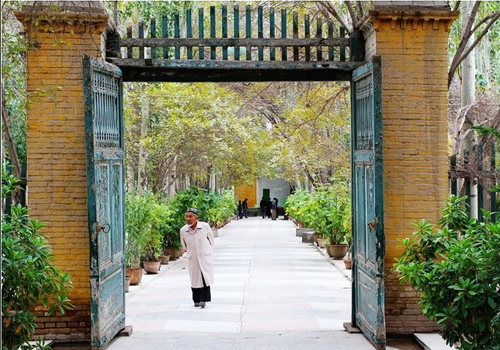 Abbot A Hong is walking in the Id Kah Mosque.
