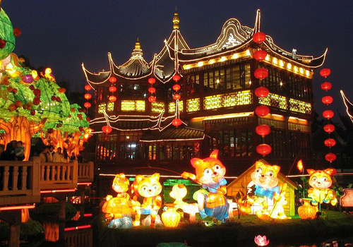 Kinds of cultural and recreational activities are held in Town's Gods Temple.