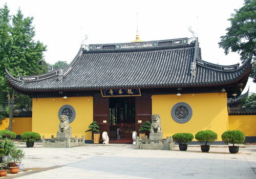 As a key Buddhism temple in Shanghai,activities in Longhua Temple are rich and grand.