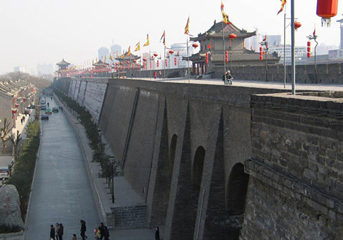 The oldest part of the Ancient City Wall of Xi'an has a history of more than 1000 years.