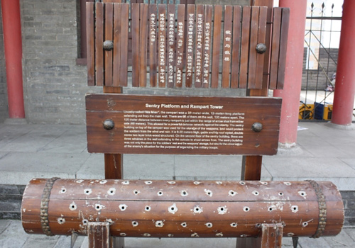 Chinese and English introduction to the ancient equipments on the Xi'an Ancient City Wall.