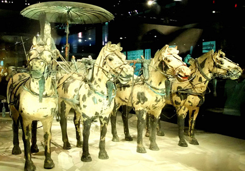 The exquisite chariots and horses displayed in the Museum of Mausoleum of Emperor Qinshihuang.
