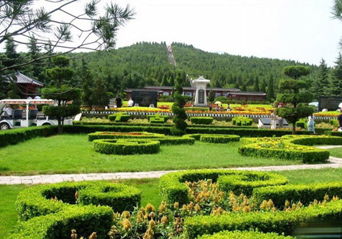 The Mausoleum of Emperor Qinshihuang is located at the foot of Mount Li, about 30 km east of Xi'an City, Shaanxi Province.
